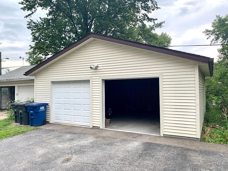 Large garage space with automatic opener