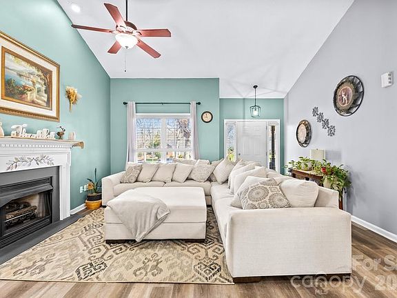 5th image of 105 Laura Ct