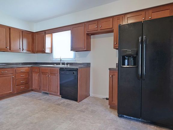 5th image of 588 Stacie Dr