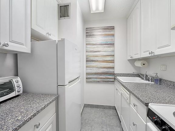 4th image of 300 E 54th St APT 17E