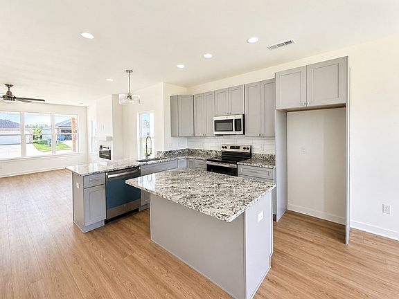 5th image of 1733 Edens St