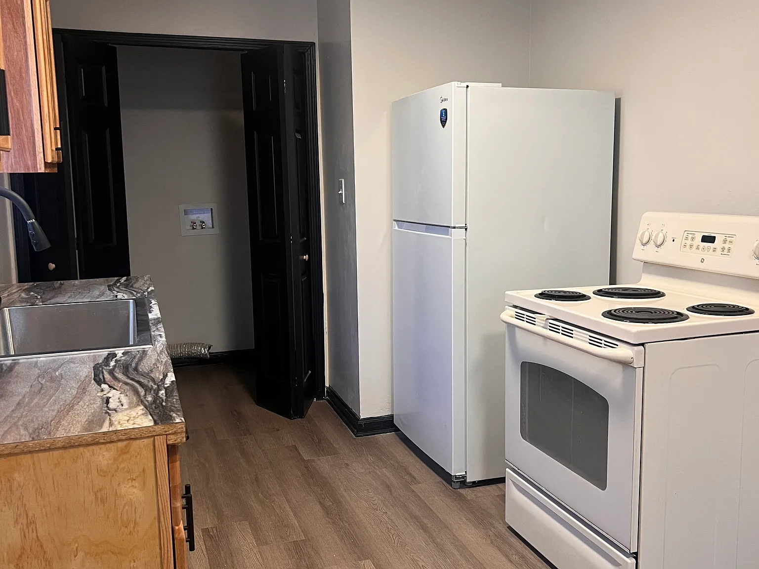 3 bed, 984 sqft, $1,300 — Photo 2