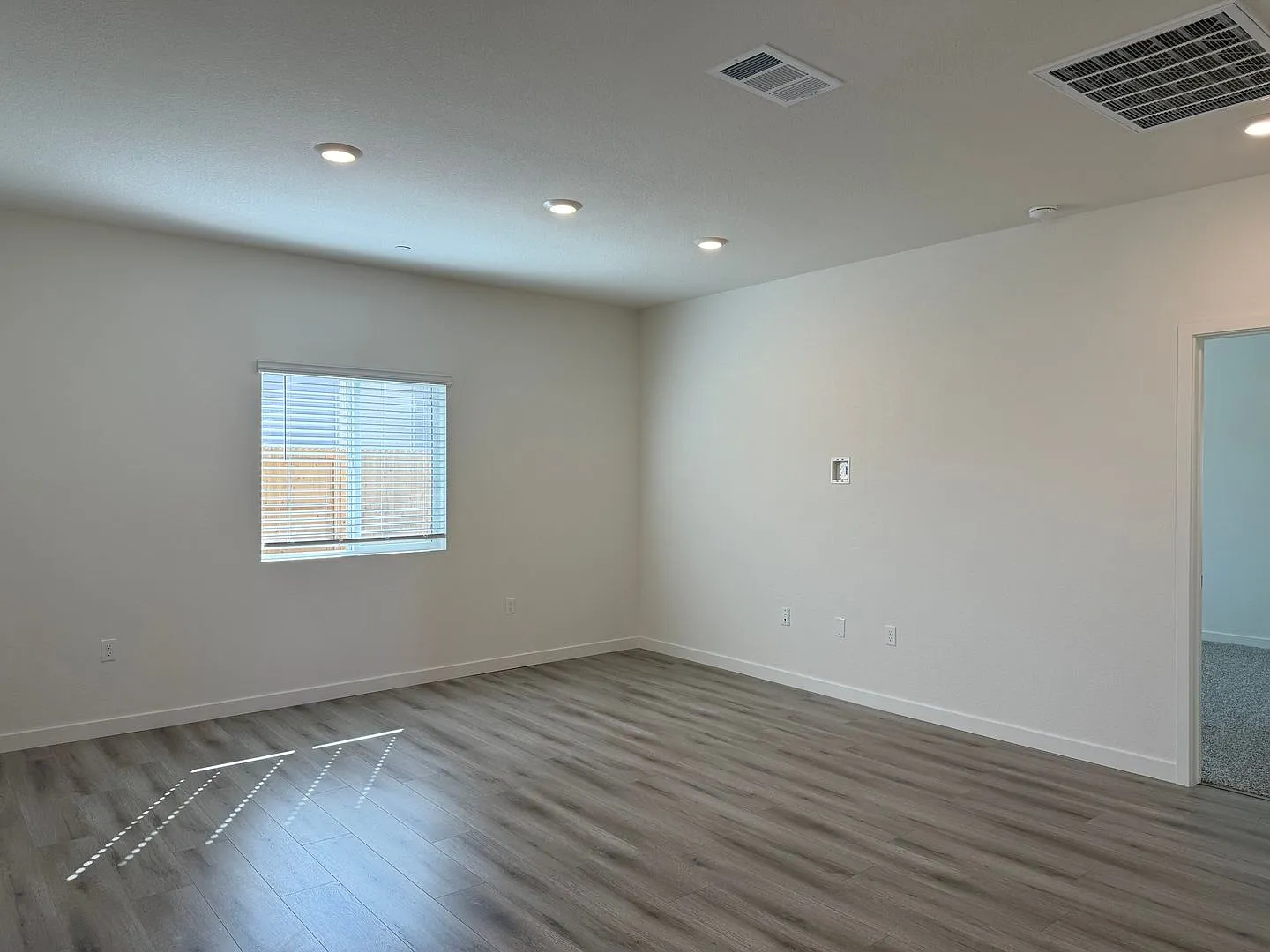 Beautiful 4 bed 2 bath located in West Roseville! — Photo 3