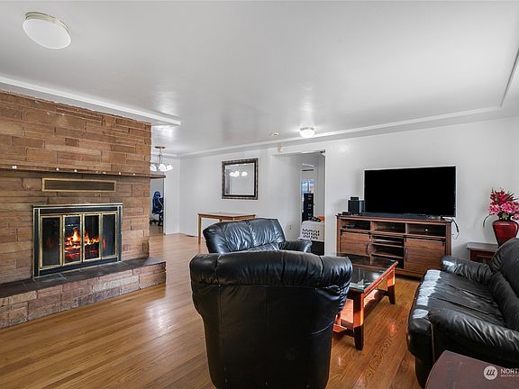 3rd image of 1319 Whisler Street NE