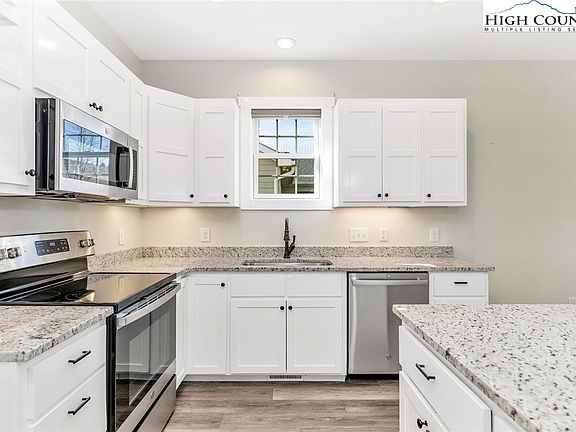 5th image of 264 W Evergreen Street