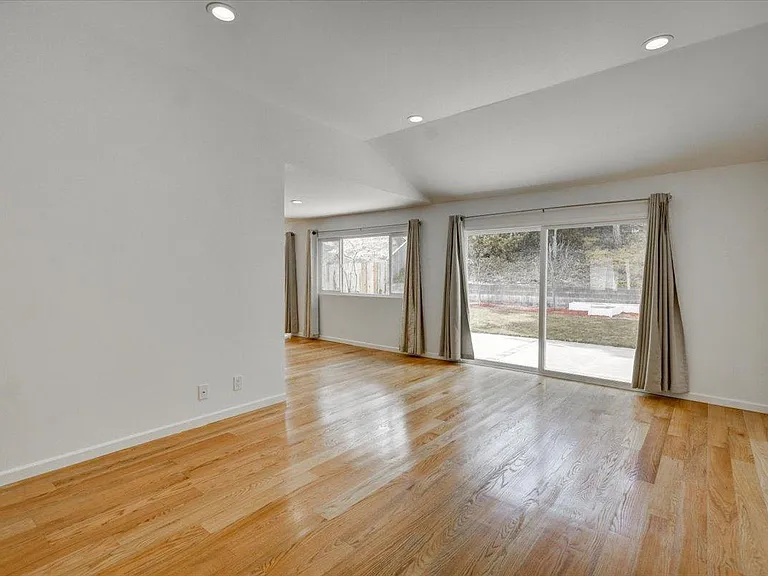207 Valencia Dr — Photo 8