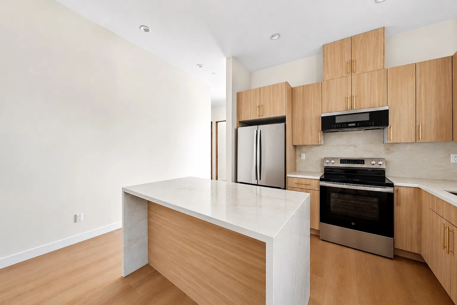 2 bed, 800 sqft, $3,400 — Photo 2