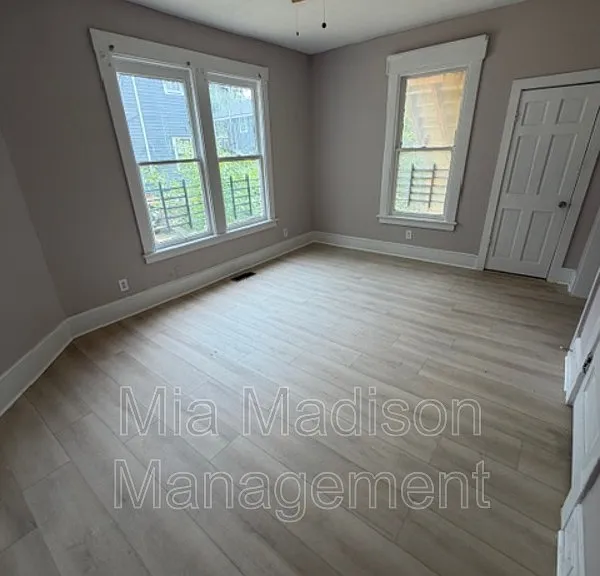 513 W 35th St #A — Photo 10