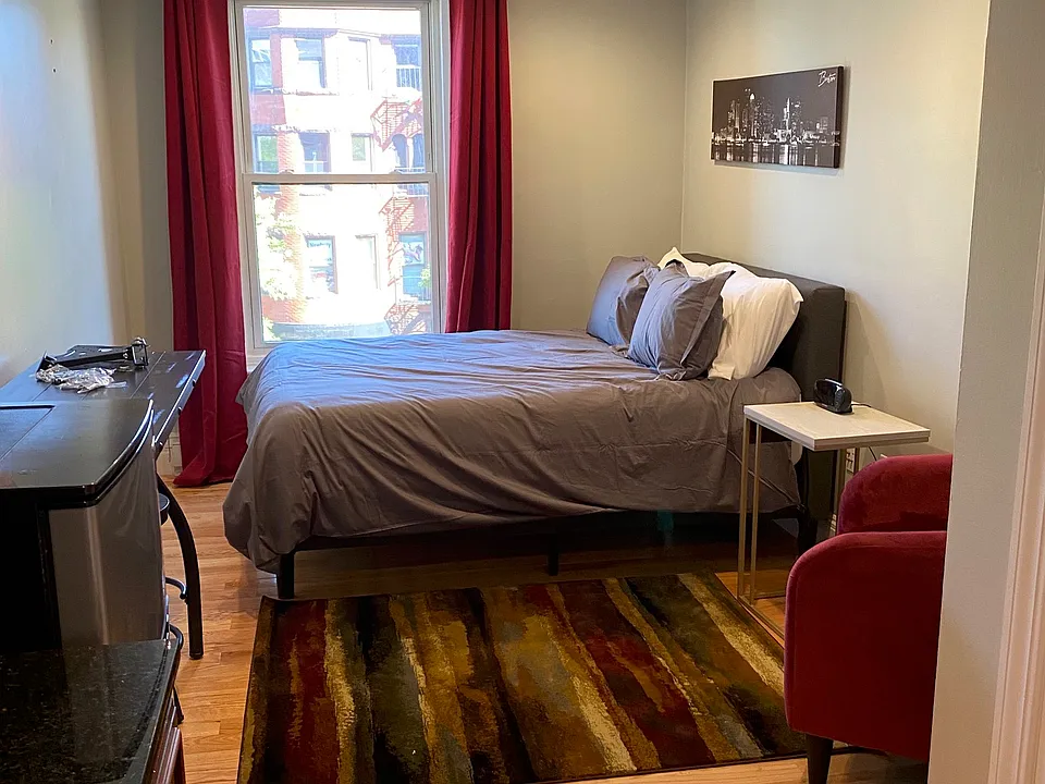 302 Newbury St #10