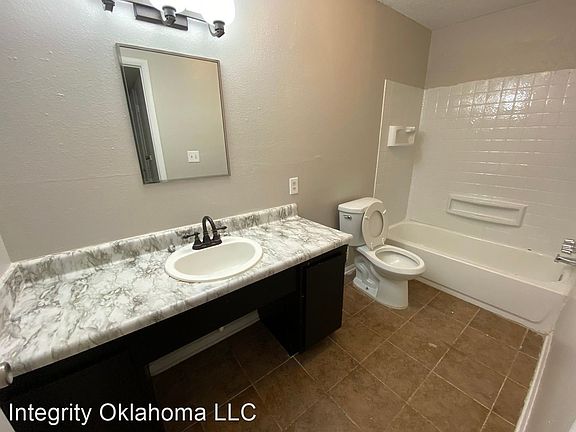 3rd image of 3905 N Rockwell Ave APT 111