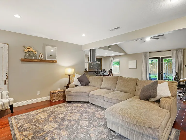 10710 Overbrook Ln — Photo 4