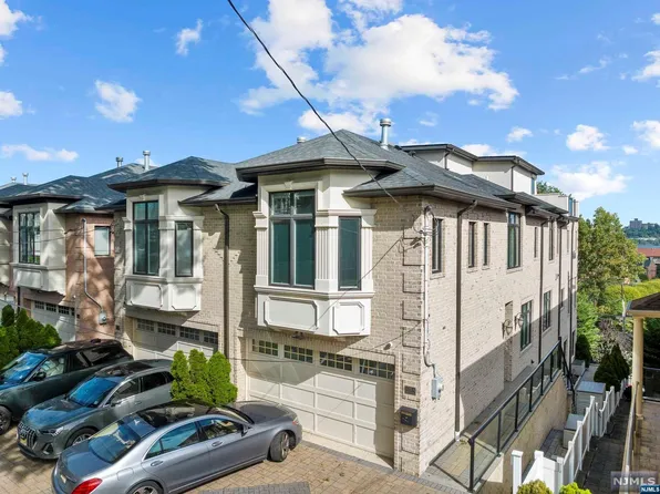 1220 River Rd, Edgewater, NJ 07020