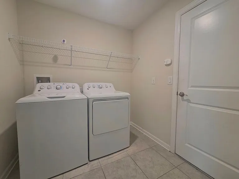 327 Macarthur St — Photo 24
