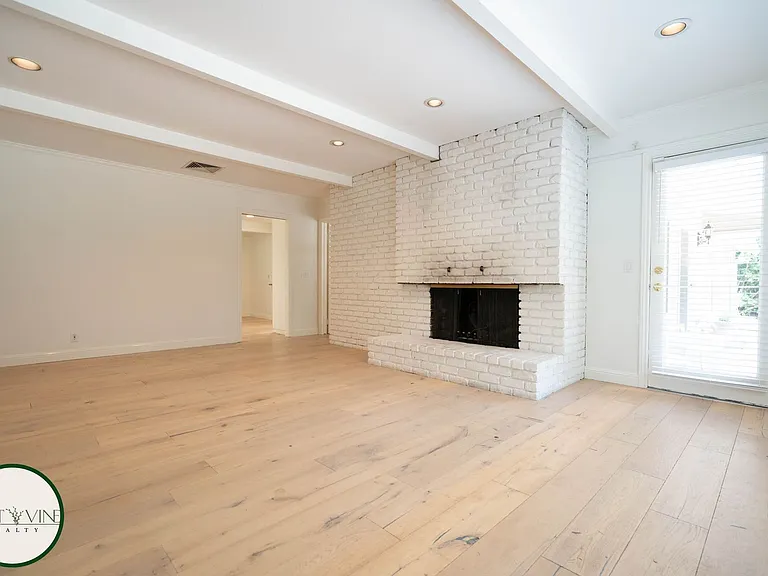 1492 Walbrook Dr — Photo 7