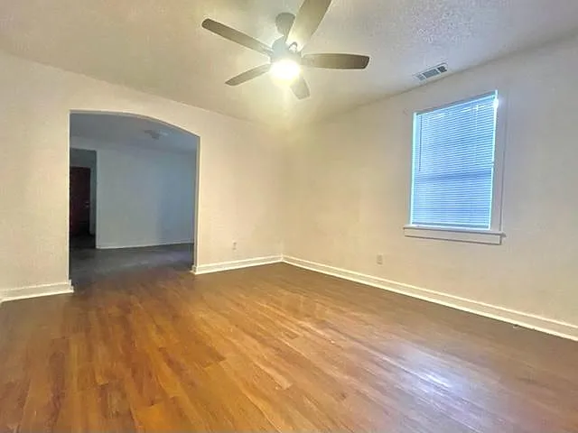 3 bed, 900 sqft, $1,350 — Photo 3