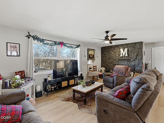 5th image of 402 Gooch Rd