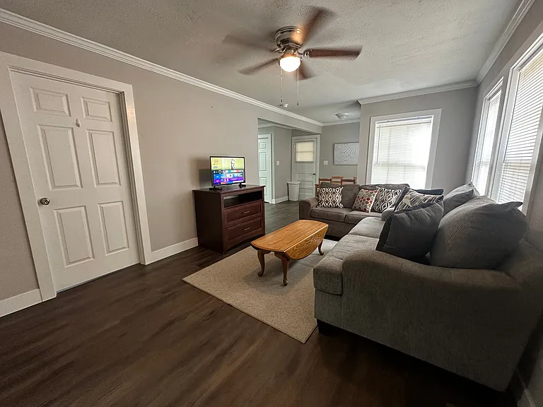 3 bed, 1.0 bath, 1000 sqft, $1,850 — Photo 14