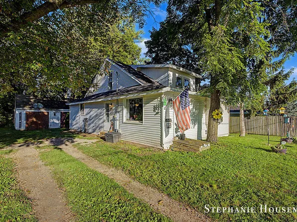 369 N State St, Sparta, MI 49345