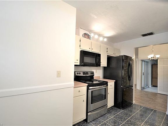 5th image of 10461 New Bedford Ct