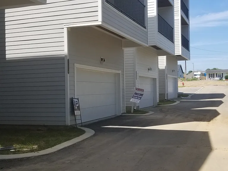 1121 Lawrence Ave #6 — Photo 37