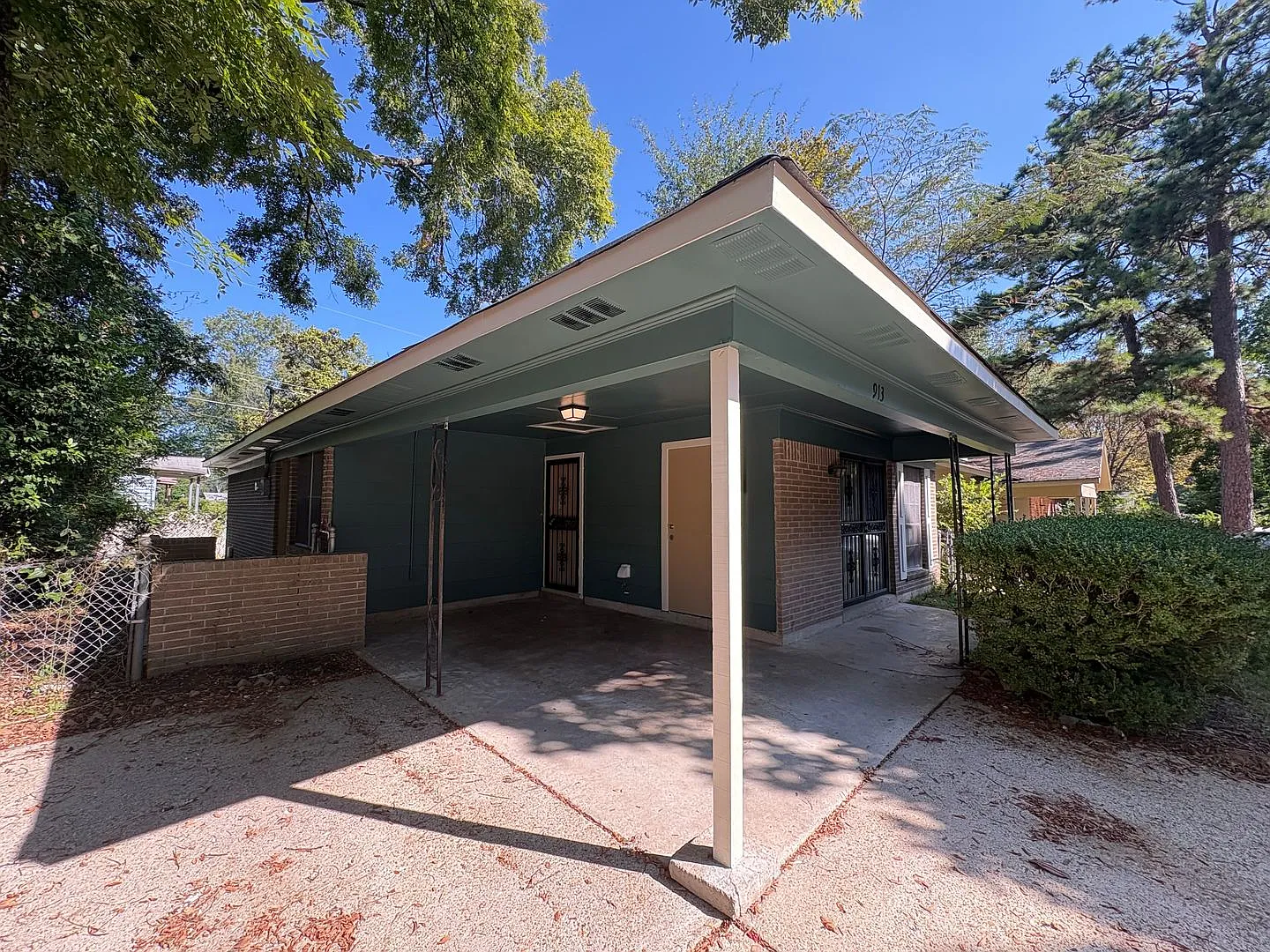 Beautiful 3 bedroom/1 bath home with Central Air & Heat! — Photo 2