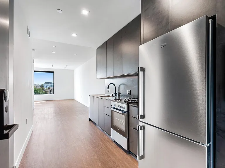 Venue Residences — Photo 44