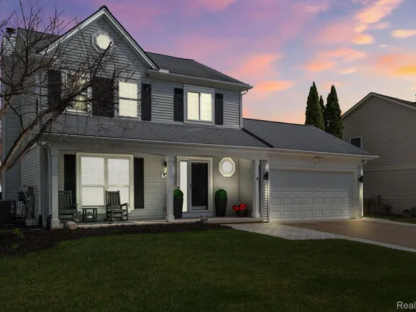 948 S Parkwood Dr, South Lyon, MI 48178