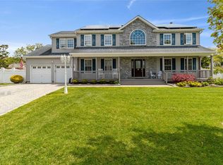 18 Sarah Ct, Deer Park, NY 11729