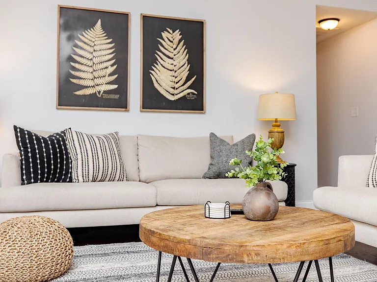 Spacious Living room w/TV streaming