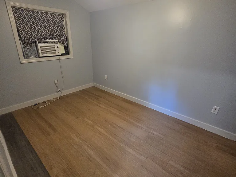 319 Mercer Ave — Photo 12