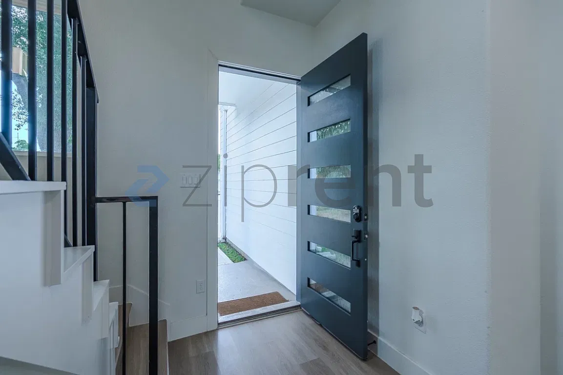 3 bed, 2.5 bath, 1839 sqft, $2,375 — Photo 3
