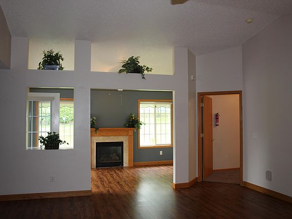 3rd image of 7642 Palisades Ave NE