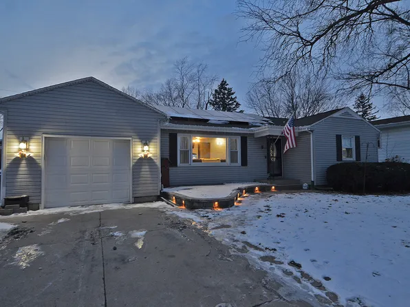 925 Valley View Dr, Ottawa, IL 61350