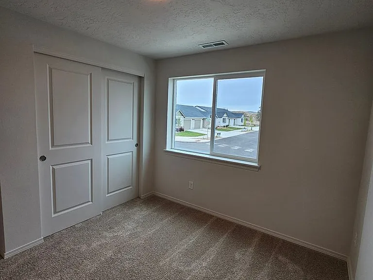 940 SE Starview Ave — Photo 6