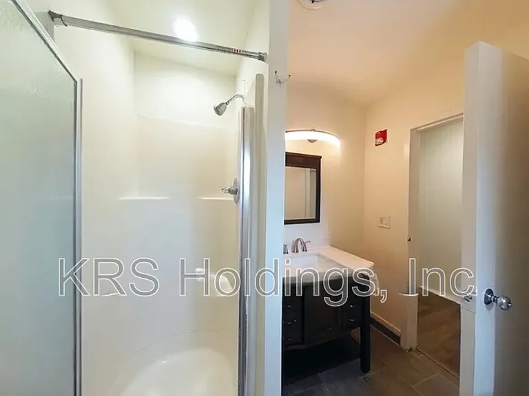 908 W Broad St — Photo 13