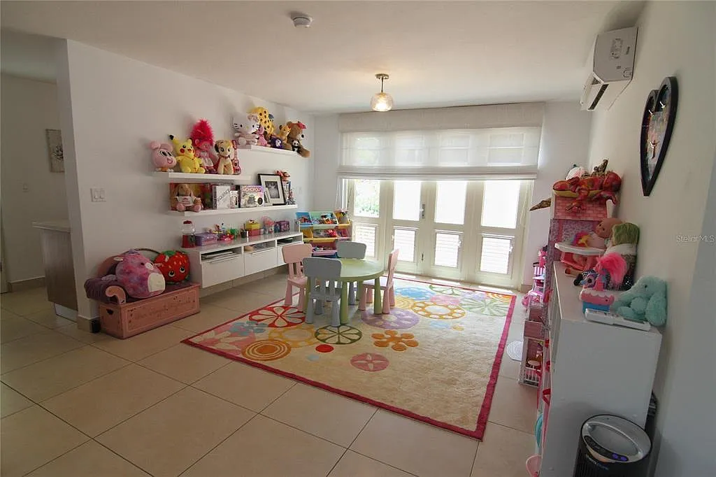 3 bed, 3.5 bath, 3200 sqft, $8,500 — Photo 2