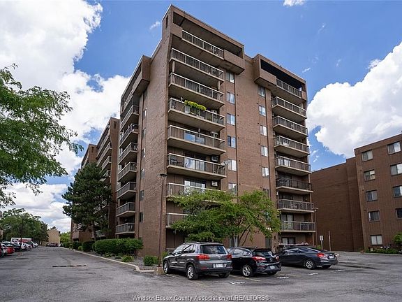 3rd image of 3936 Wyandotte St E #701