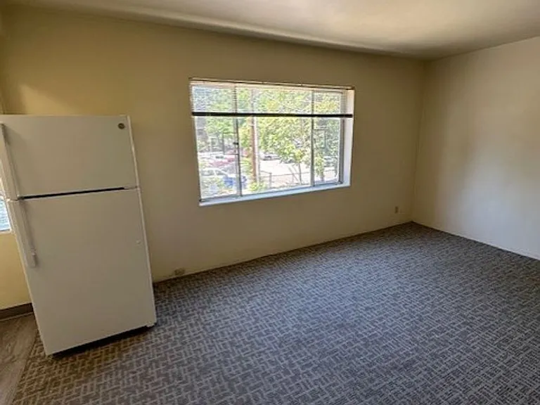Eugene Manor Apartments — Photo 8