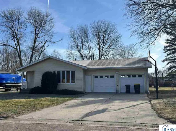 2395 Douglas St, Windom, MN 56101