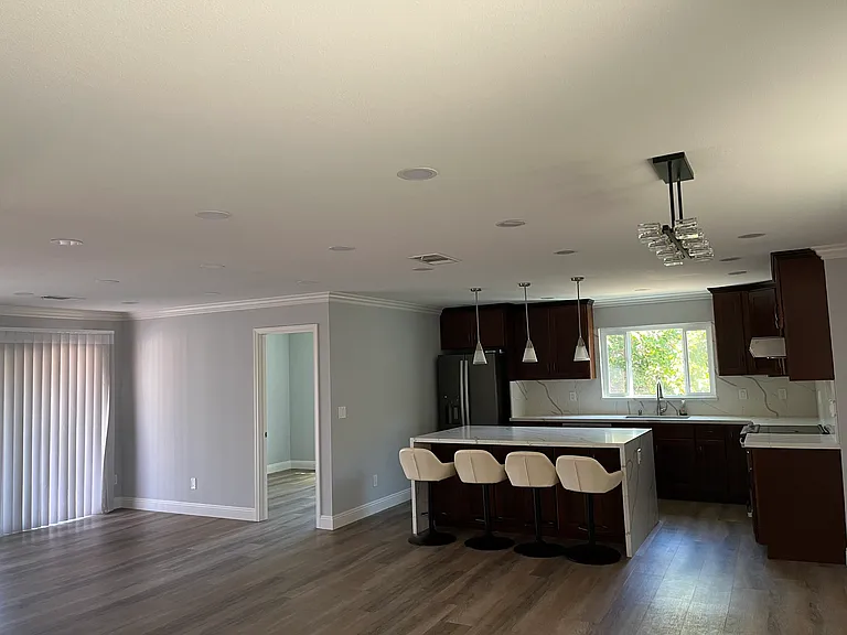 1071 Kensington Dr — Photo 2