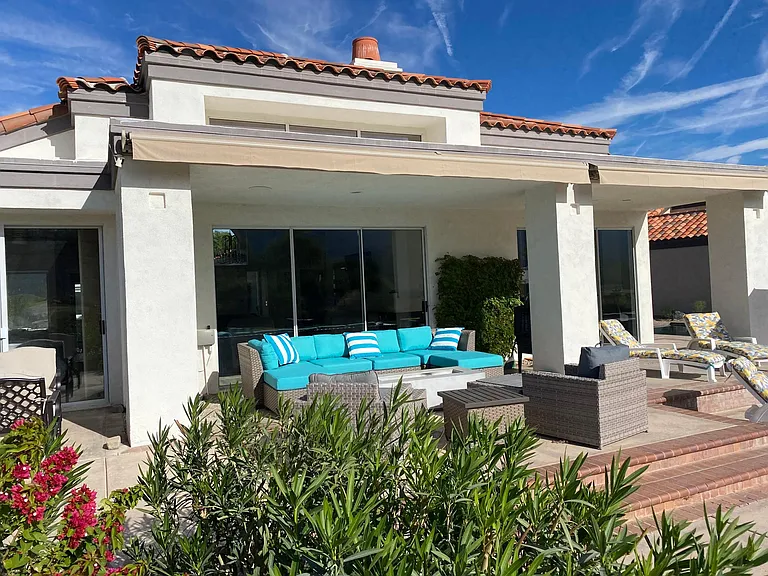 Outdoor patio, lots of room to lounge