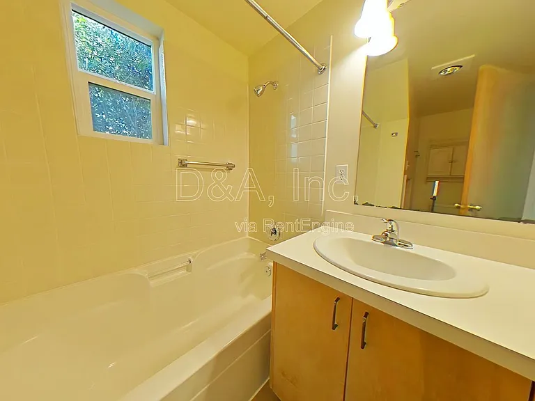 321 NW 12th St #B — Photo 11