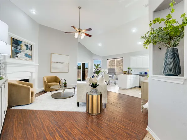 10933 Braemoor Dr, Fort Worth, TX 76115