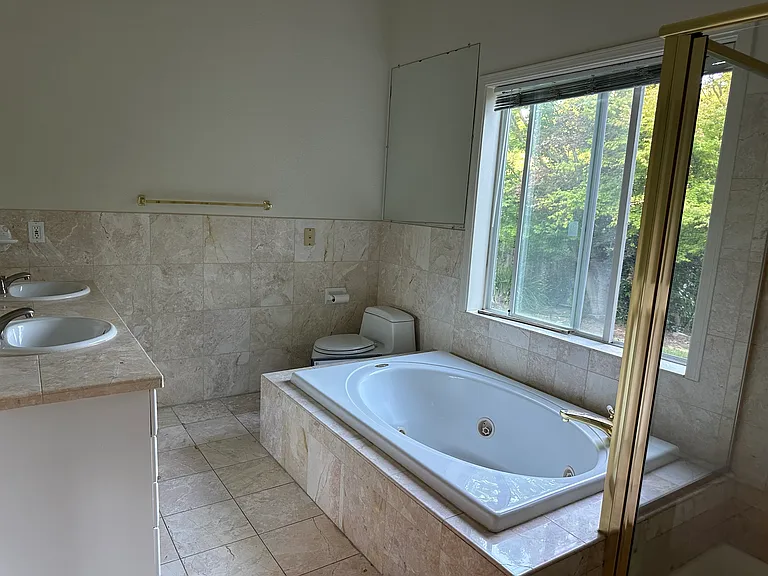 1121 Laurel Dr — Photo 4
