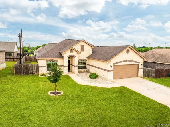141 N 1ST ST, Floresville, TX 78114