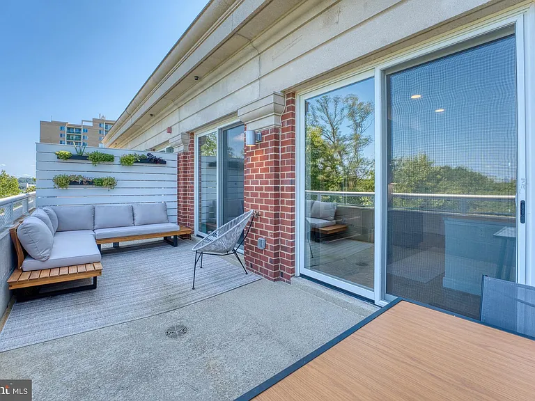 635 Slaters Ln #306 — Photo 19