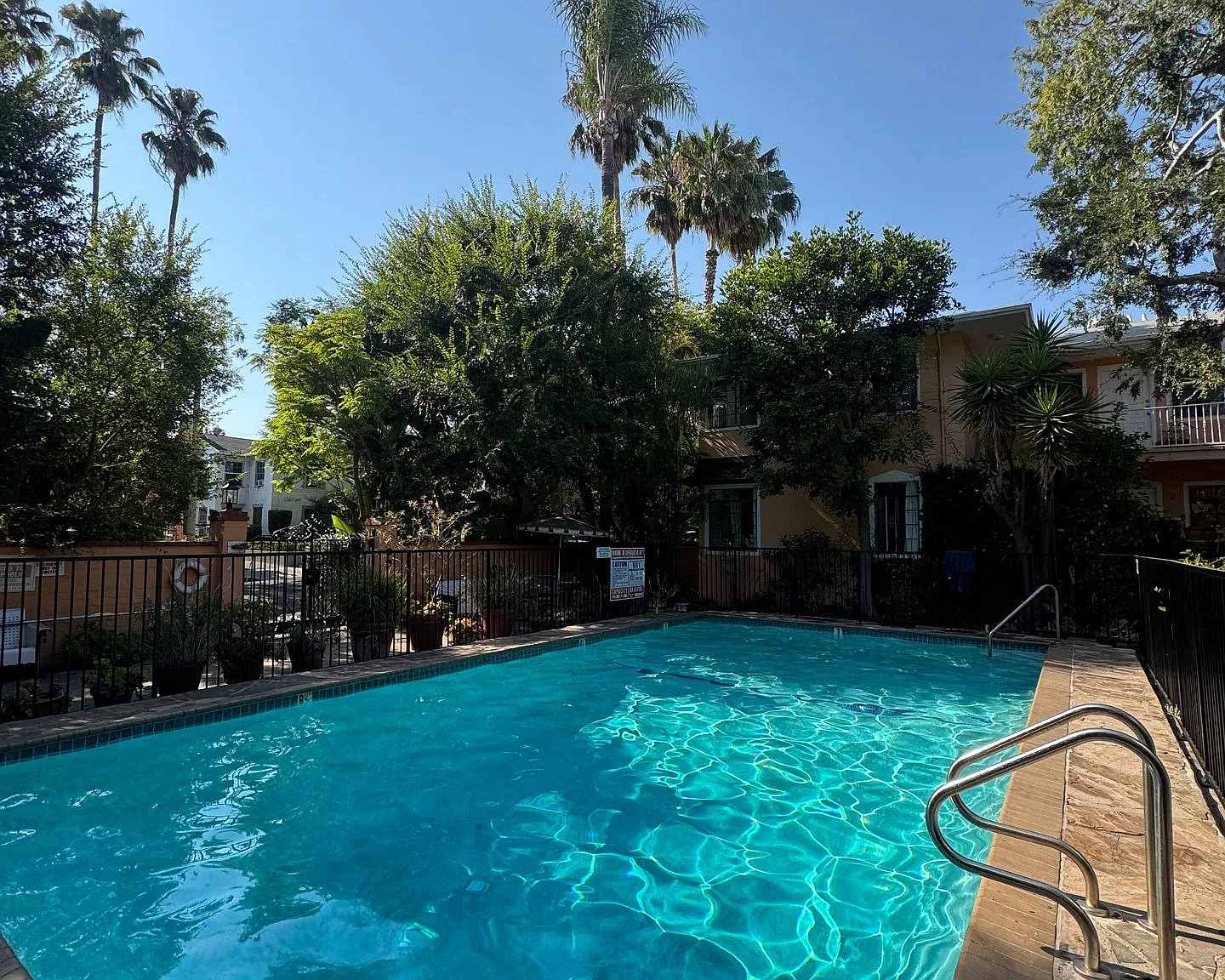 Hayworth Courtyard Apartments West Hollywood Living — Photo 3
