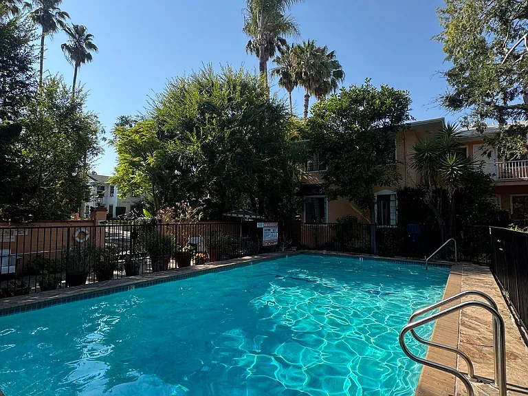 Hayworth Courtyard Apartments West Hollywood Living — Photo 3