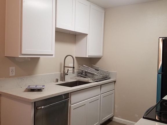 3rd image of 1010 W Macarthur Blvd APT 101