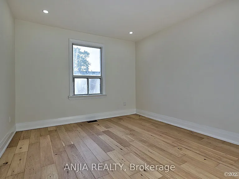 36 Gough Ave #UPPER — Photo 10